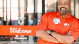 Photo of an HEB employee