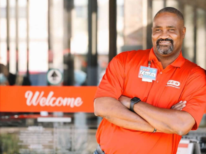 Photo of an HEB employee