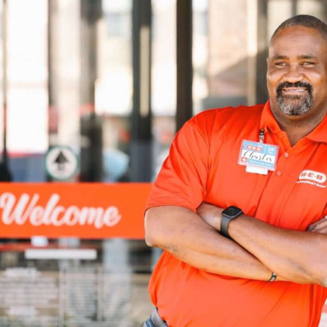 Photo of an HEB employee