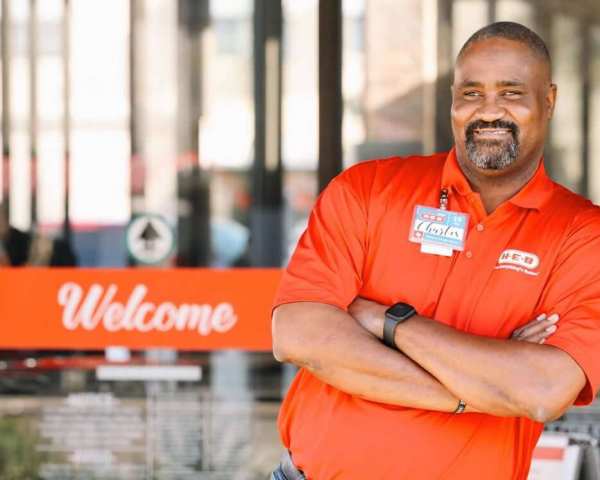 Photo of an HEB employee